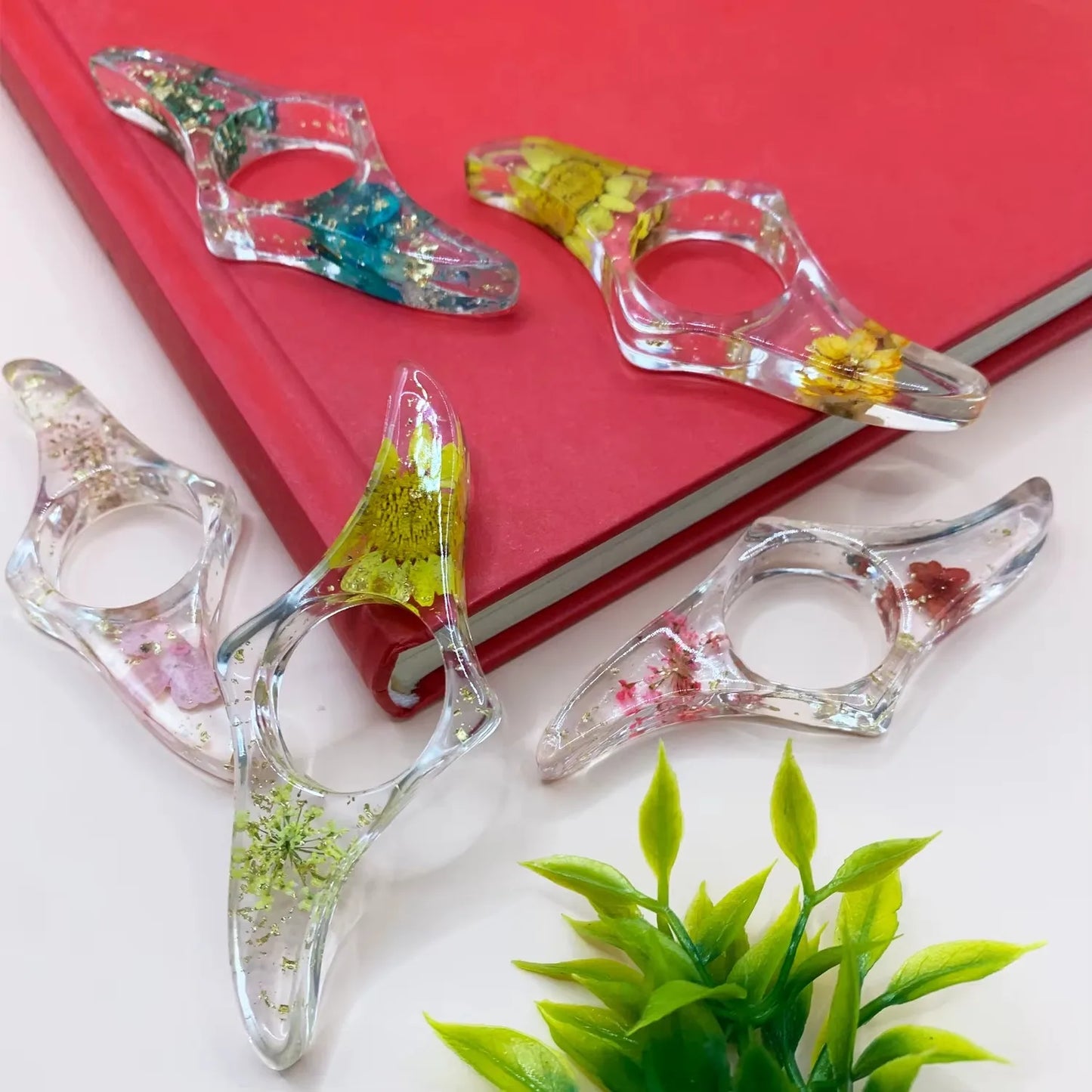 📖“Resin Thumb Page Holder – Book Stand & Bookmark”📖
