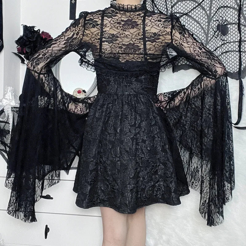 Vintage Gothic Lace T-shirt – Cropped Top